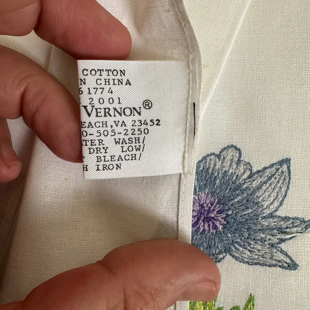 Lillian Vernon VINTAGE 2001 Set of 8 Floral Embroidery Cloth Napkins 100% Cotton
